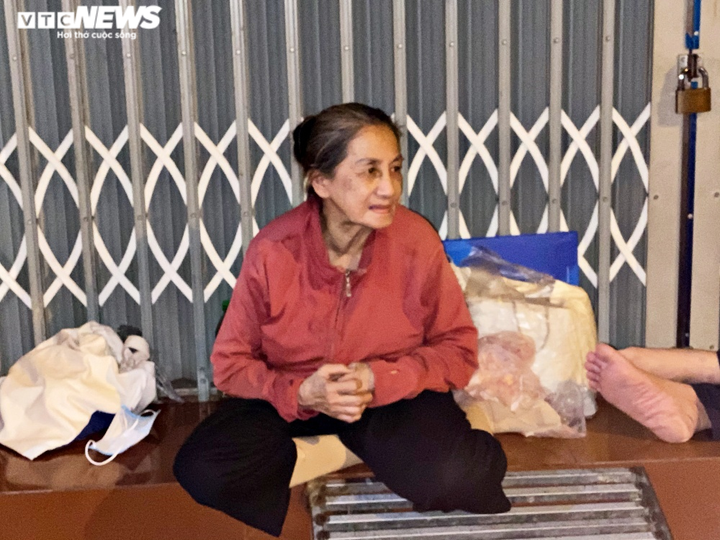 Ảnh: Xót xa cảnh người vô gia cư nằm co ro bên góc phố Sài Gòn giữa đêm trở gió - 8