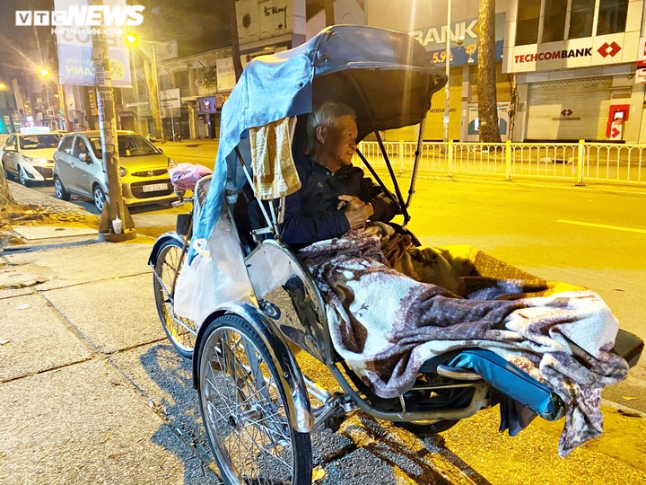 Ảnh: Xót xa cảnh người vô gia cư nằm co ro bên góc phố Sài Gòn giữa đêm trở gió - 9