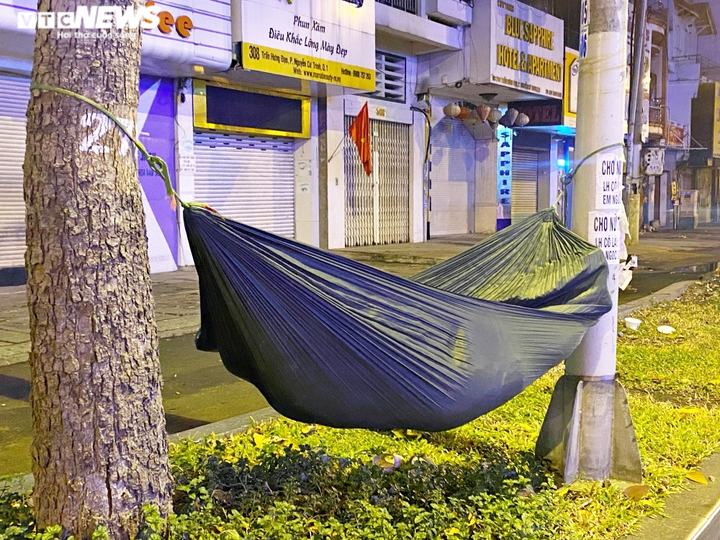 Ảnh: Xót xa cảnh người vô gia cư nằm co ro bên góc phố Sài Gòn giữa đêm trở gió - 5