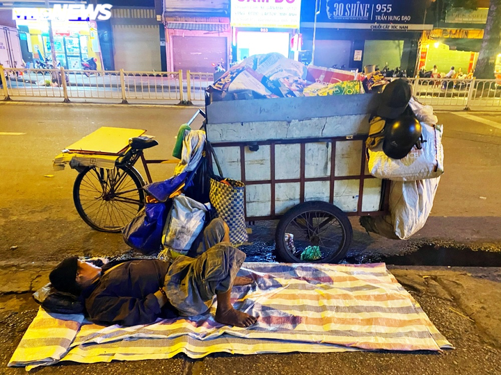 Ảnh: Xót xa cảnh người vô gia cư nằm co ro bên góc phố Sài Gòn giữa đêm trở gió - 2