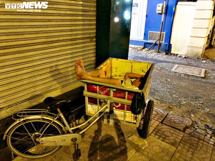Ảnh: Xót xa cảnh người vô gia cư nằm co ro bên góc phố Sài Gòn giữa đêm trở gió - 10