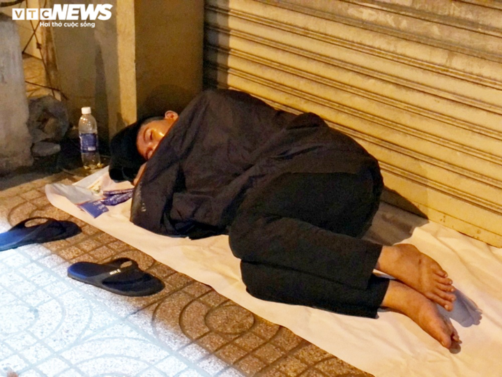 Ảnh: Xót xa cảnh người vô gia cư nằm co ro bên góc phố Sài Gòn giữa đêm trở gió - 1