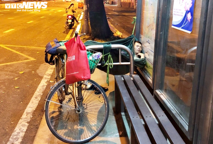 Ảnh: Xót xa cảnh người vô gia cư nằm co ro bên góc phố Sài Gòn giữa đêm trở gió - 4