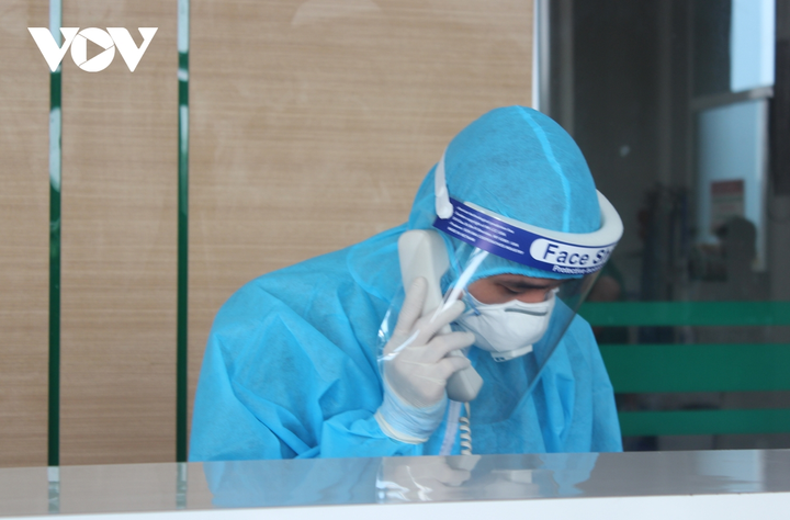 Tạm đình chỉ cán bộ ký giấy cho du học sinh dương tính với nCoV rời khu cách ly - 1