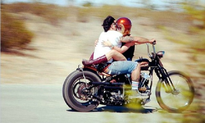 Lý do lên cơn điên khi lái xe chở bạn gái - 1