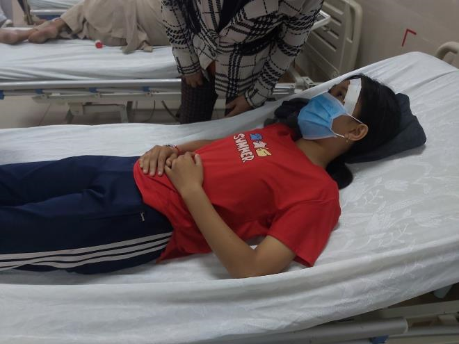 Phạt 2,5 triệu đồng kẻ đánh, đạp nữ sinh xuống mương sau va chạm giao thông - 1