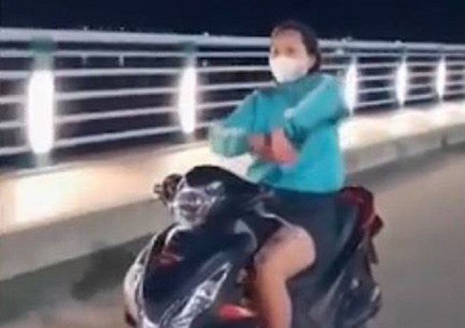 'Nữ quái' đầu trần phóng xe như bay, thả tay múa quạt trên đường - 1