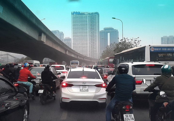 Hà Nội: Đường Phạm Hùng ùn tắc khắp lối, giao thông hỗn loạn từ sáng đến trưa - 7