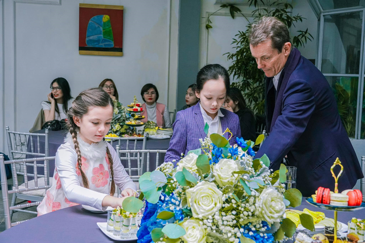 Bạn trai ngoại quốc thân thiết với các con của Hồng Nhung - 5