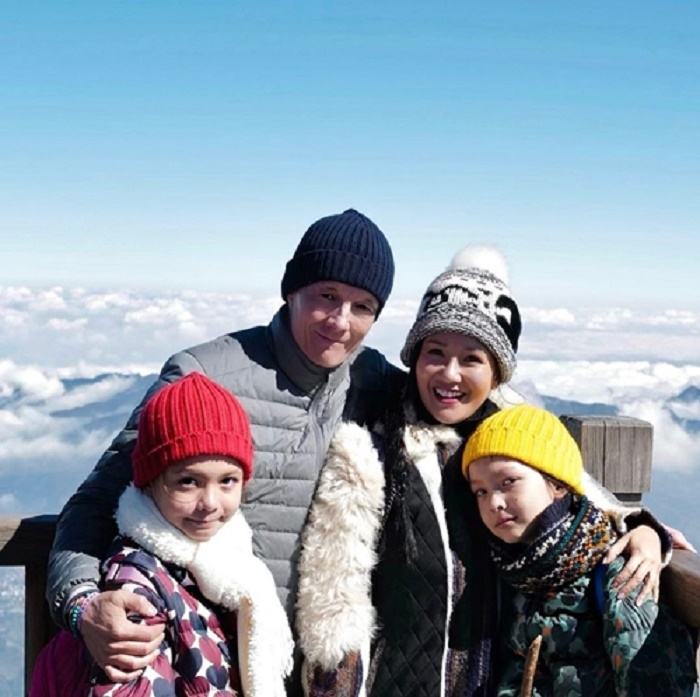 Bạn trai ngoại quốc thân thiết với các con của Hồng Nhung - 1