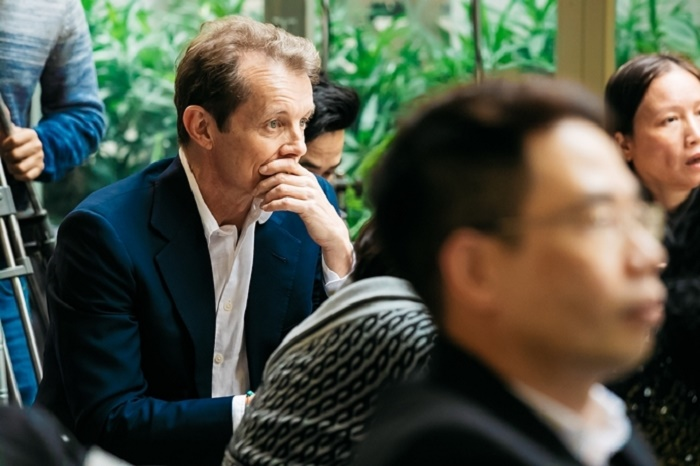 Bạn trai ngoại quốc thân thiết với các con của Hồng Nhung - 7