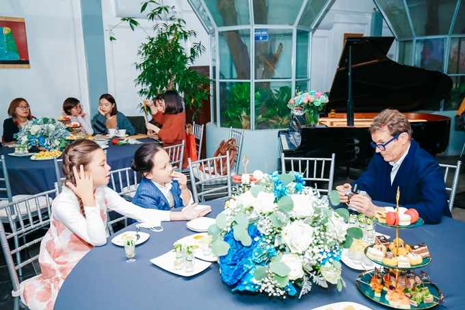 Bạn trai ngoại quốc thân thiết với các con của Hồng Nhung - 6