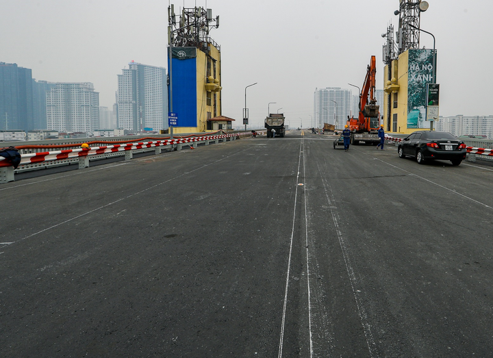 Cầu Thăng Long gấp rút hoàn thiện công đoạn cuối, sẵn sàng thông xe từ 7/1 - 1