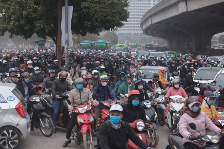 Hà Nội: Đường Phạm Hùng ùn tắc khắp lối, giao thông hỗn loạn từ sáng đến trưa - 6