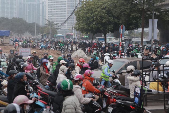 Hà Nội: Đường Phạm Hùng ùn tắc khắp lối, giao thông hỗn loạn từ sáng đến trưa - 5