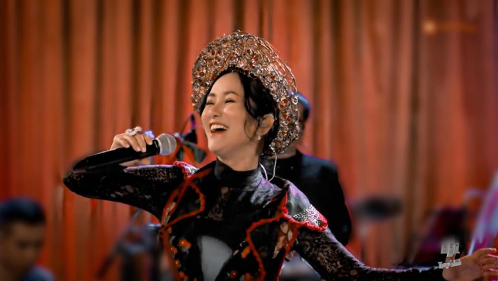 Bạn trai ngoại quốc thân thiết với các con của Hồng Nhung - 10