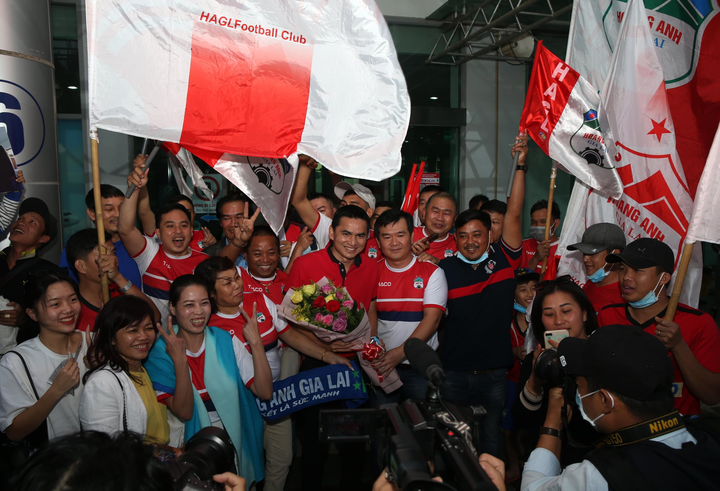 CĐV HAGL phấn khích đón Kiatisak trở lại Pleiku - 2