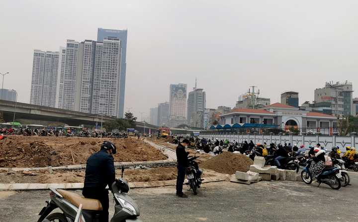Hà Nội: Đường Phạm Hùng ùn tắc khắp lối, giao thông hỗn loạn từ sáng đến trưa - 9