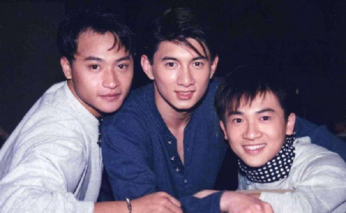 Nhĩ Thái 'Hoàn Châu cách cách': Bị bỏng mặt, tuổi trung niên ăn mặc lố lăng - 1