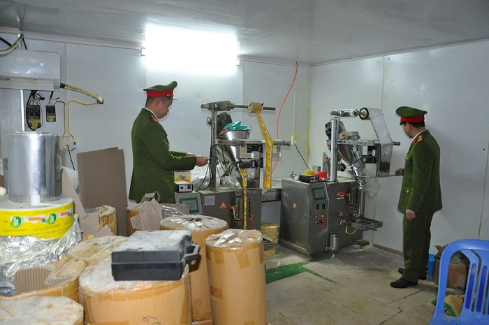 Đột kích nhà máy sản xuất thực phẩm ở Hải Dương, phát hiện nhiều sản phẩm rởm - 2
