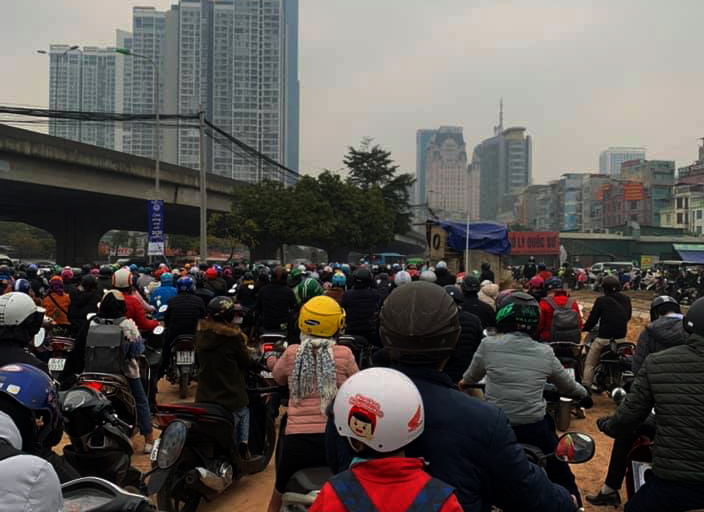 Hà Nội: Đường Phạm Hùng ùn tắc khắp lối, giao thông hỗn loạn từ sáng đến trưa - 8
