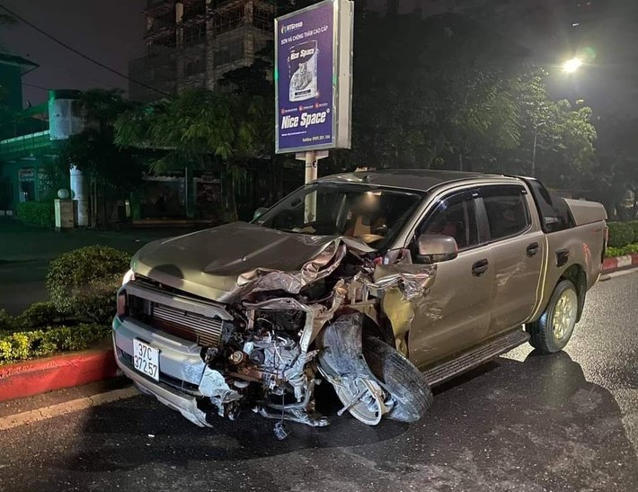 Xe taxi bị đâm nát ở ngã tư, nữ hành khách nguy kịch - 2