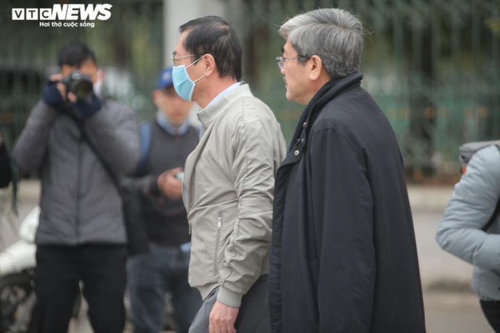 Ảnh: Cựu Bộ trưởng Vũ Huy Hoàng được dìu đến phiên tòa xét xử sáng nay - 3