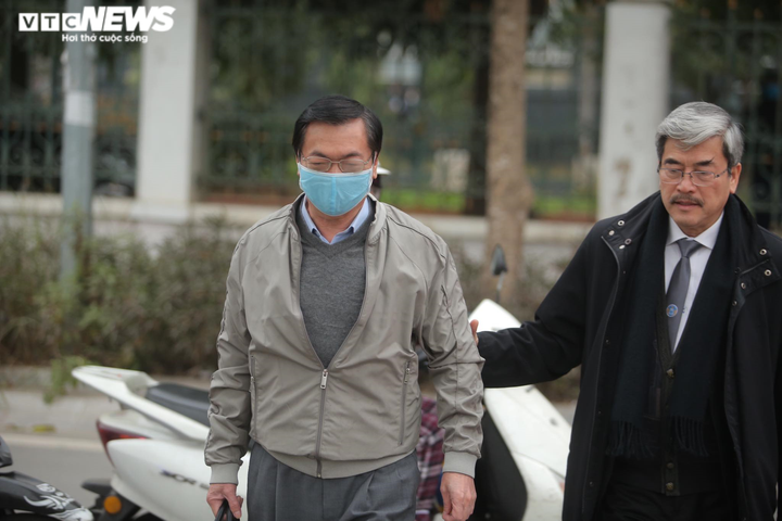 Ảnh: Cựu Bộ trưởng Vũ Huy Hoàng được dìu đến phiên tòa xét xử sáng nay - 5