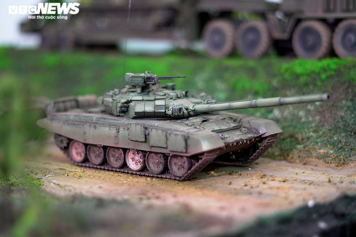Ngắm dàn xe tăng, tên lửa mô hình cực hiếm của người đàn ông 7X - 14