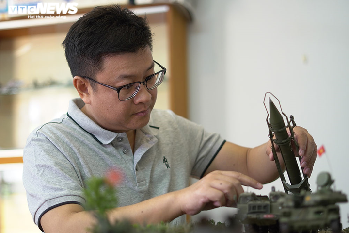 Ngắm dàn xe tăng, tên lửa mô hình cực hiếm của người đàn ông 7X - 15