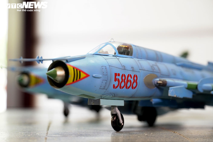 Ngắm dàn xe tăng, tên lửa mô hình cực hiếm của người đàn ông 7X - 11