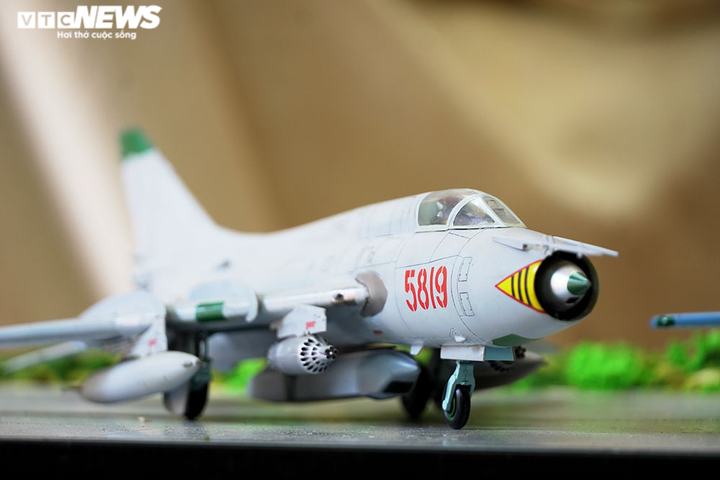 Ngắm dàn xe tăng, tên lửa mô hình cực hiếm của người đàn ông 7X - 10