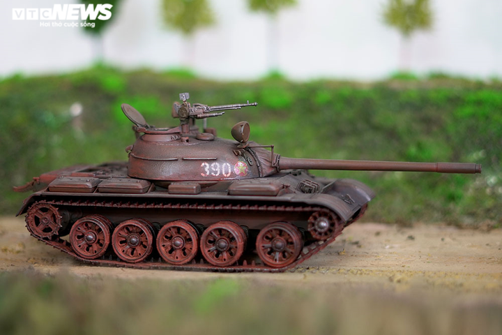 Ngắm dàn xe tăng, tên lửa mô hình cực hiếm của người đàn ông 7X - 3