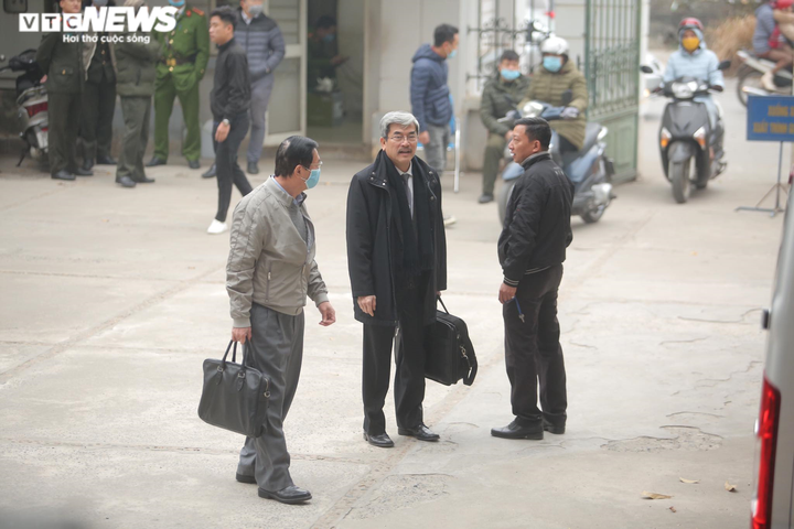 Ảnh: Cựu Bộ trưởng Vũ Huy Hoàng được dìu đến phiên tòa xét xử sáng nay - 1