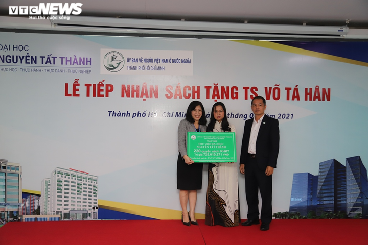 Trao gần 1.000 cuốn sách quý cho Đại học Nguyễn Tất Thành - 1