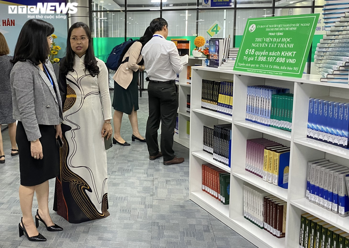 Trao gần 1.000 cuốn sách quý cho Đại học Nguyễn Tất Thành - 2