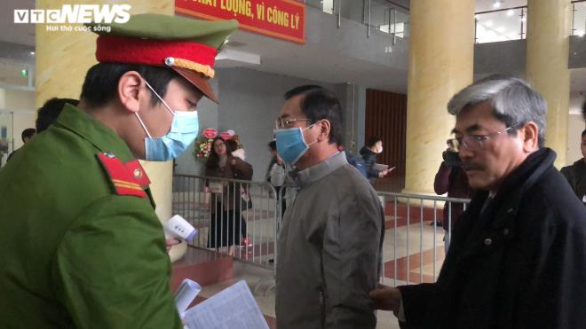 Ảnh: Cựu Bộ trưởng Vũ Huy Hoàng được dìu đến phiên tòa xét xử sáng nay - 6