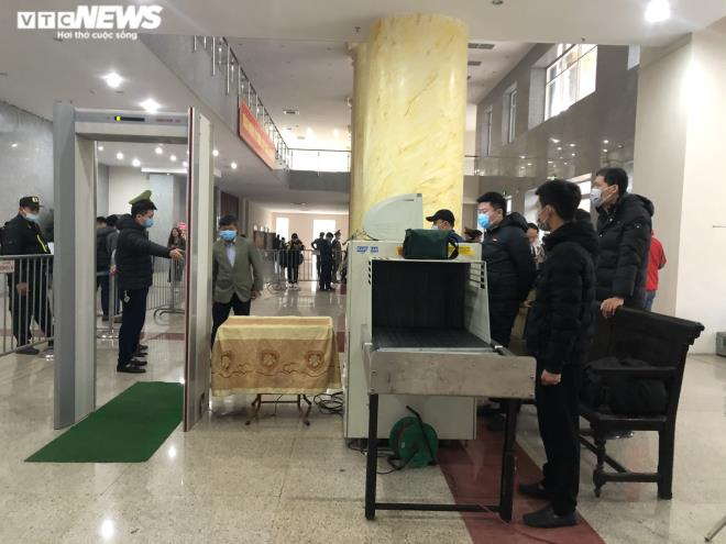 Ảnh: Cựu Bộ trưởng Vũ Huy Hoàng được dìu đến phiên tòa xét xử sáng nay - 7