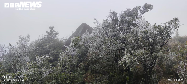 Ảnh: Du khách đổ xô ngắm băng giá kỳ thú ở vùng núi phía Bắc - 21