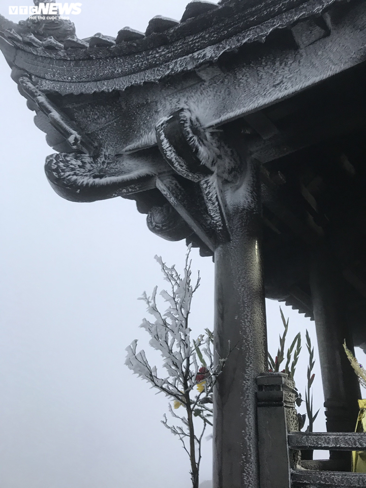 Băng tuyết bao phủ chùa Đồng trên đỉnh non thiêng Yên Tử - 4