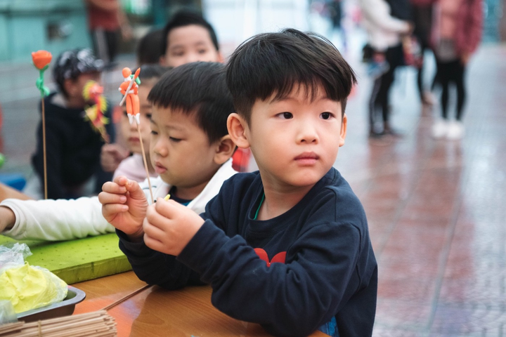 Rét đậm, các trường ở Hà Nội được lùi giờ học, không để học sinh nghỉ đồng loạt - 1