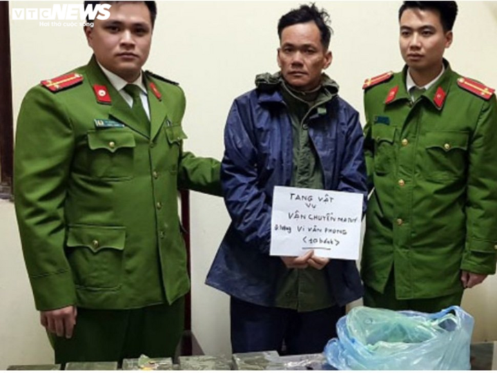 Bắt người đàn ông vận chuyển 10 bánh heroin - 1