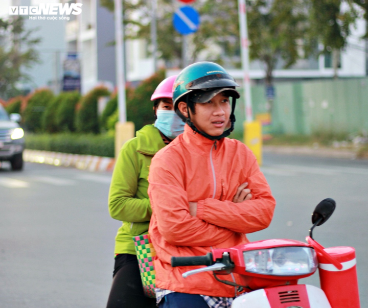 Ảnh hưởng không khí lạnh, người Sài Gòn co ro đi làm - 1