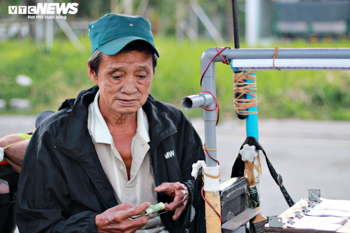 Ảnh hưởng không khí lạnh, người Sài Gòn co ro đi làm - 3