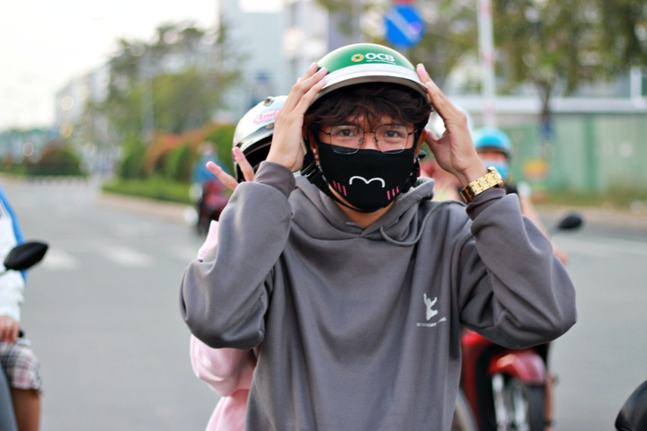 Ảnh hưởng không khí lạnh, người Sài Gòn co ro đi làm - 5