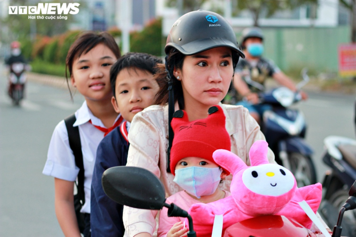 Ảnh hưởng không khí lạnh, người Sài Gòn co ro đi làm - 8