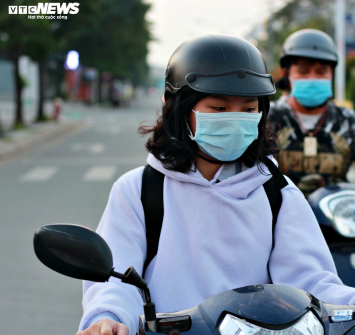 Ảnh hưởng không khí lạnh, người Sài Gòn co ro đi làm - 2