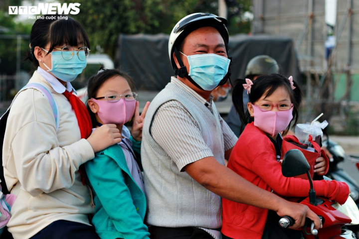 Ảnh hưởng không khí lạnh, người Sài Gòn co ro đi làm - 6