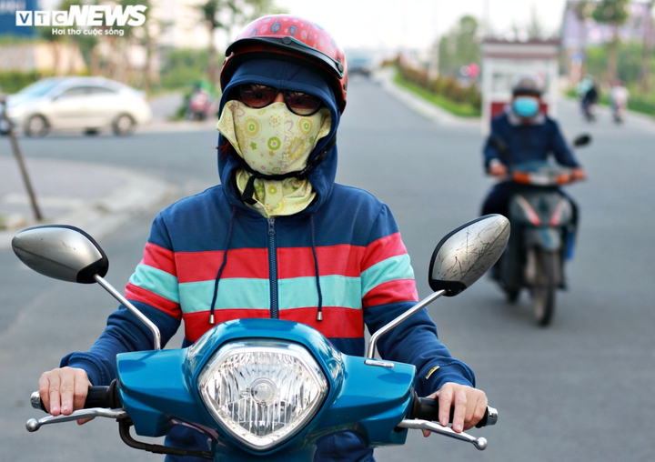 Ảnh hưởng không khí lạnh, người Sài Gòn co ro đi làm - 4