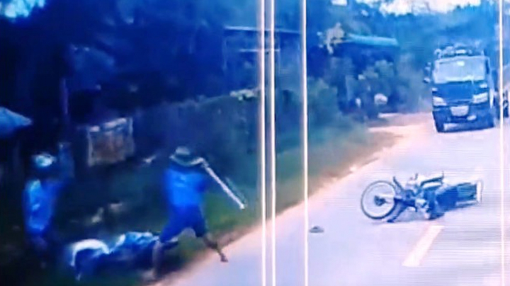 Video: Đi sai đường còn vác gậy đánh người sau va chạm giao thông ở Bình Phước - 1